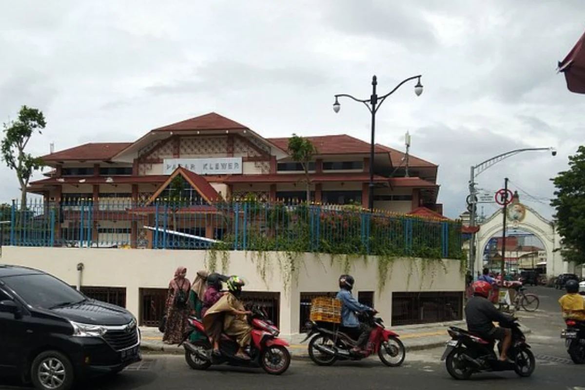 Belanja Busana Jawa di Solo: Panduan Wisatawan Memilih Lurik, Surjan, dan Kebaya